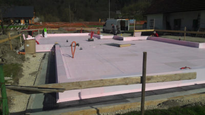 Polaganje JUBHome BASE izolacije temeljne plošče v Ihanu