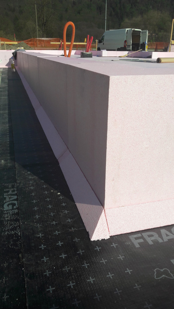 Polaganje JUBHome BASE izolacije temeljne plošče v Ihanu