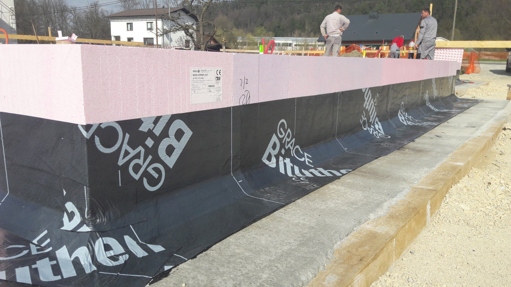 Polaganje JUBHome BASE izolacije temeljne plošče v Ihanu
